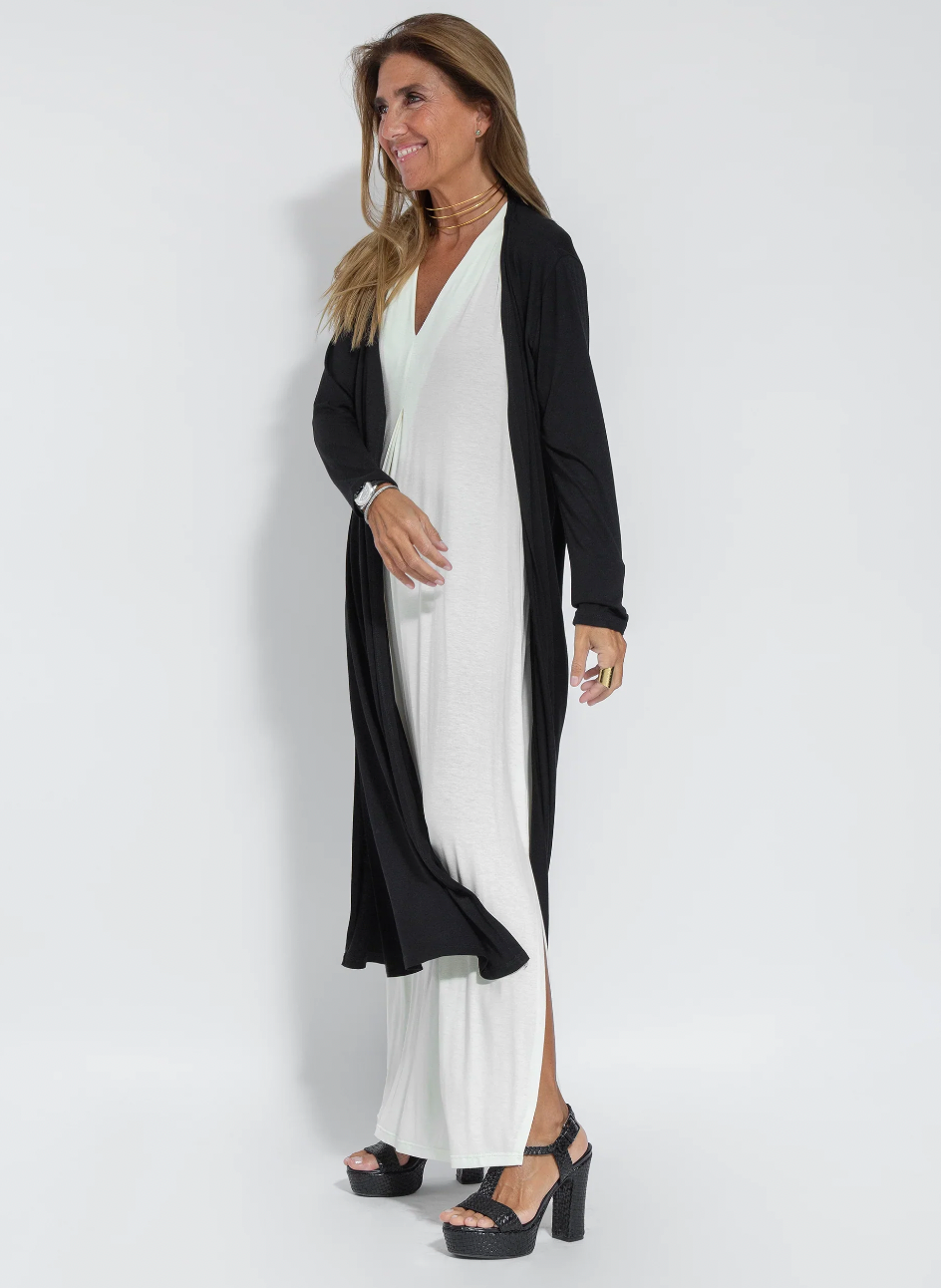 Weißes Kleid + Strickjacke in Schwarz