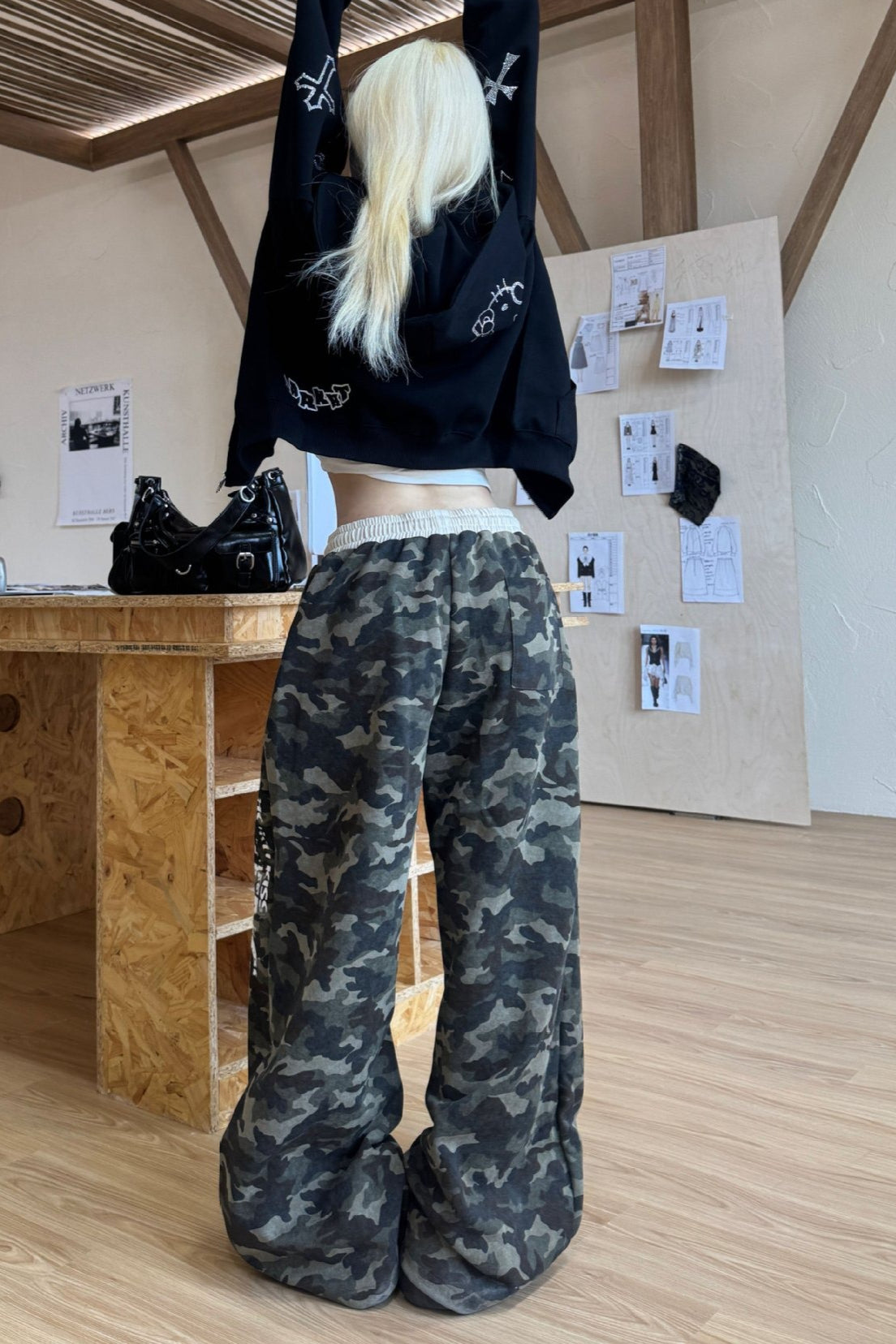Effortlessly Elegant Pants with a Timeless Design